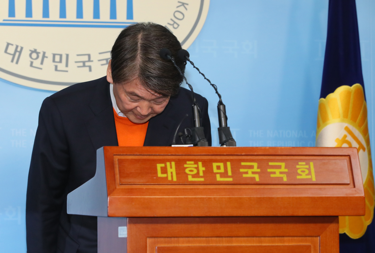 안철수 국민의당 대표가 28일 국회 정론관에서 4·15총선에서 지역 선거구에 후보자를 내지 않고 비례공천만 하겠다고 밝힌 뒤 고개숙여 인사하고 있다. [연합]