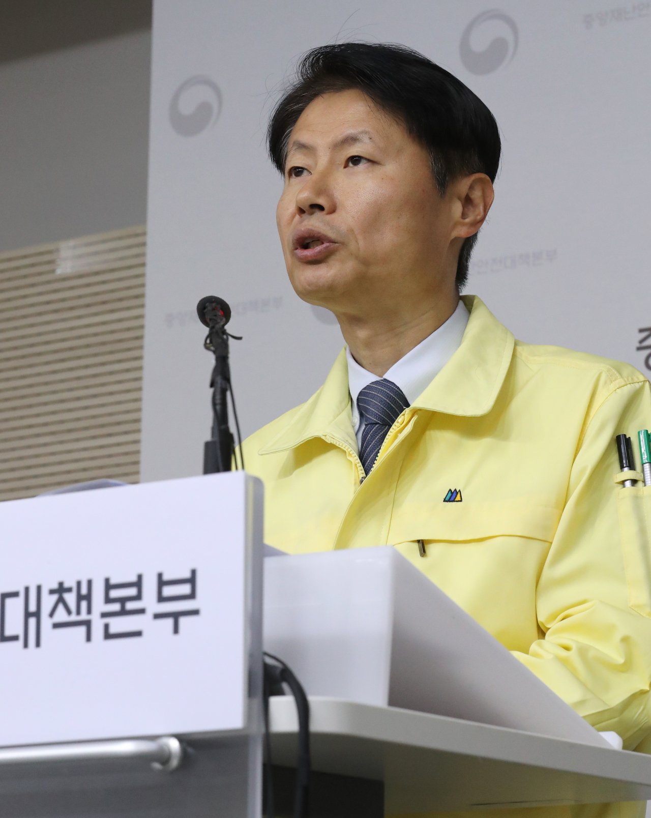 김강립 중앙재난안전대책본부 제1총괄조정관(보건복지부 차관)이 28일 오전 세종시 정부세종청사에서 코로나19 대응 중앙재난안전대책본부 회의 결과 등 정례브리핑을 하고 있다. 연합뉴스