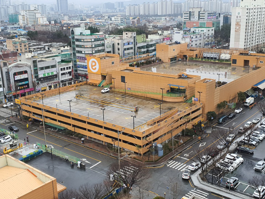 신종 코로나바이러스 감염증(코로나19) 사태 장기화로 고객이 줄면서 전북 전주의 한 대형 마트 옥상 주차장이 평소와 달리 텅비어 있다. [연합]