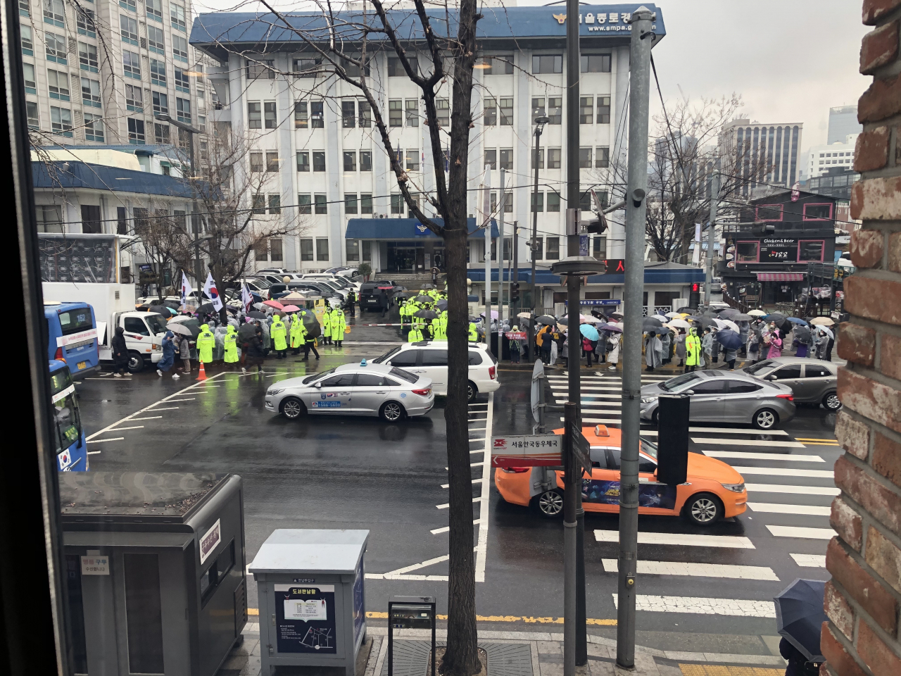 28일 오전 문재인하야범국민투쟁본부(범투본) 측이 경찰의 청와대 사랑채 인근 집회 봉쇄 조치에 항의하며 서울 종로구 종로경찰서 앞에서 집회를 가지고 있다. [독자 제공]