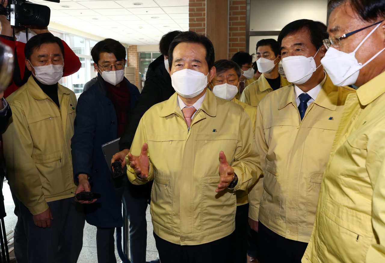 정세균 국무총리가 27일 경북 경산시 대동 영남대학교 생활관에서 시설을 살펴보며 발언하고 있다. 영남대 측은 혹시 모를 신종 코로나바이러스 감염증(코로나19) 확산을 우려해 중국인 유학생들이 입국하면 2주간 생활관에서 격리 생활을 하도록 했다. [연합]