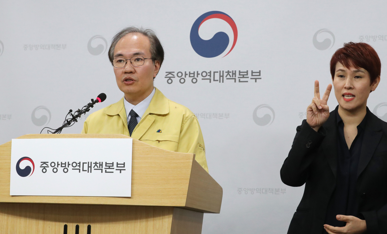 권준욱 중앙방역대책부본부장(국립보건연구원장, 왼쪽)이 28일 오후 충북 청주시 질병관리본부에서 코로나19 국내 발생현황 및 확진환자 중간조사 결과 등 정례브리핑을 하고 있다. [연합]