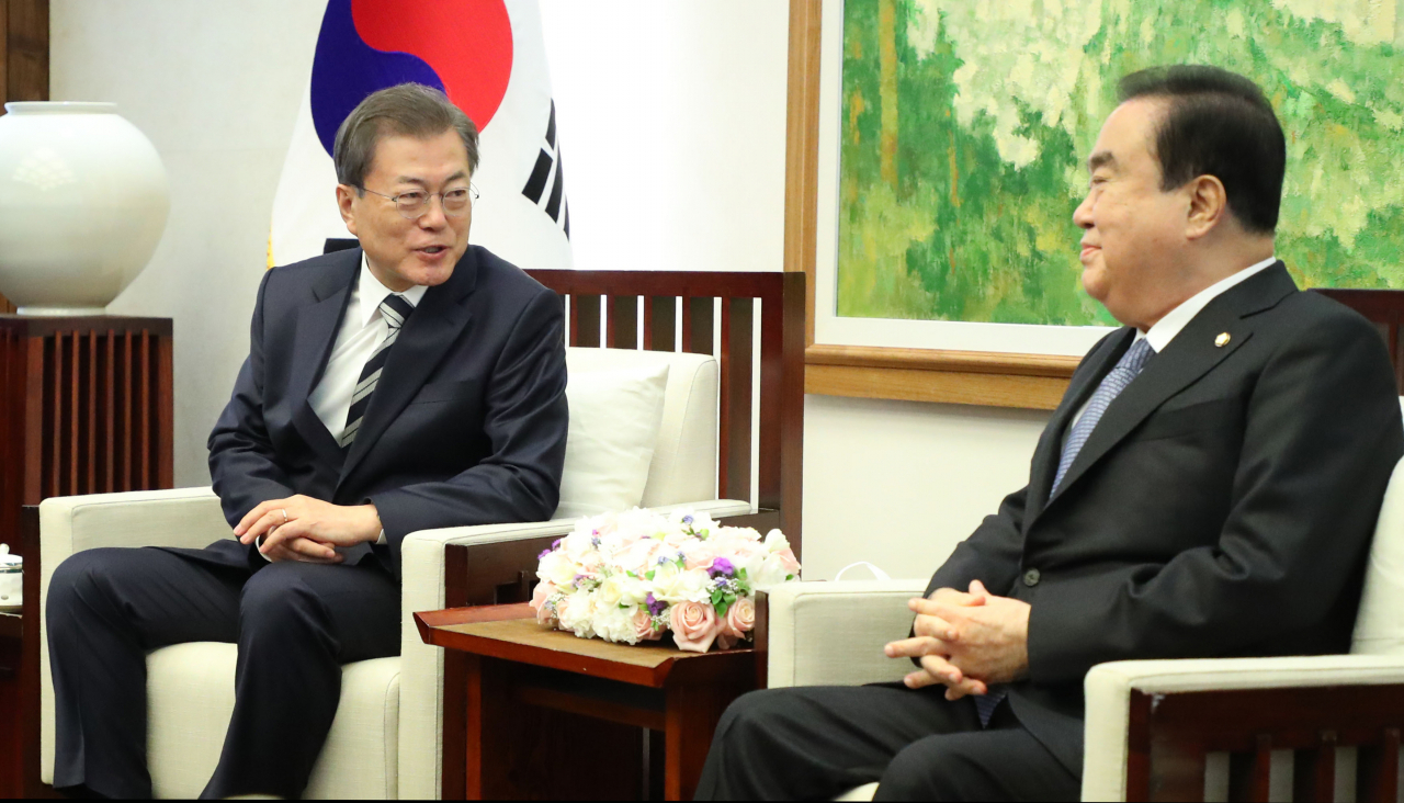 문재인 대통령이 28일 국회에서 문희상 의장과 면담을 하고 있다. [연합]
