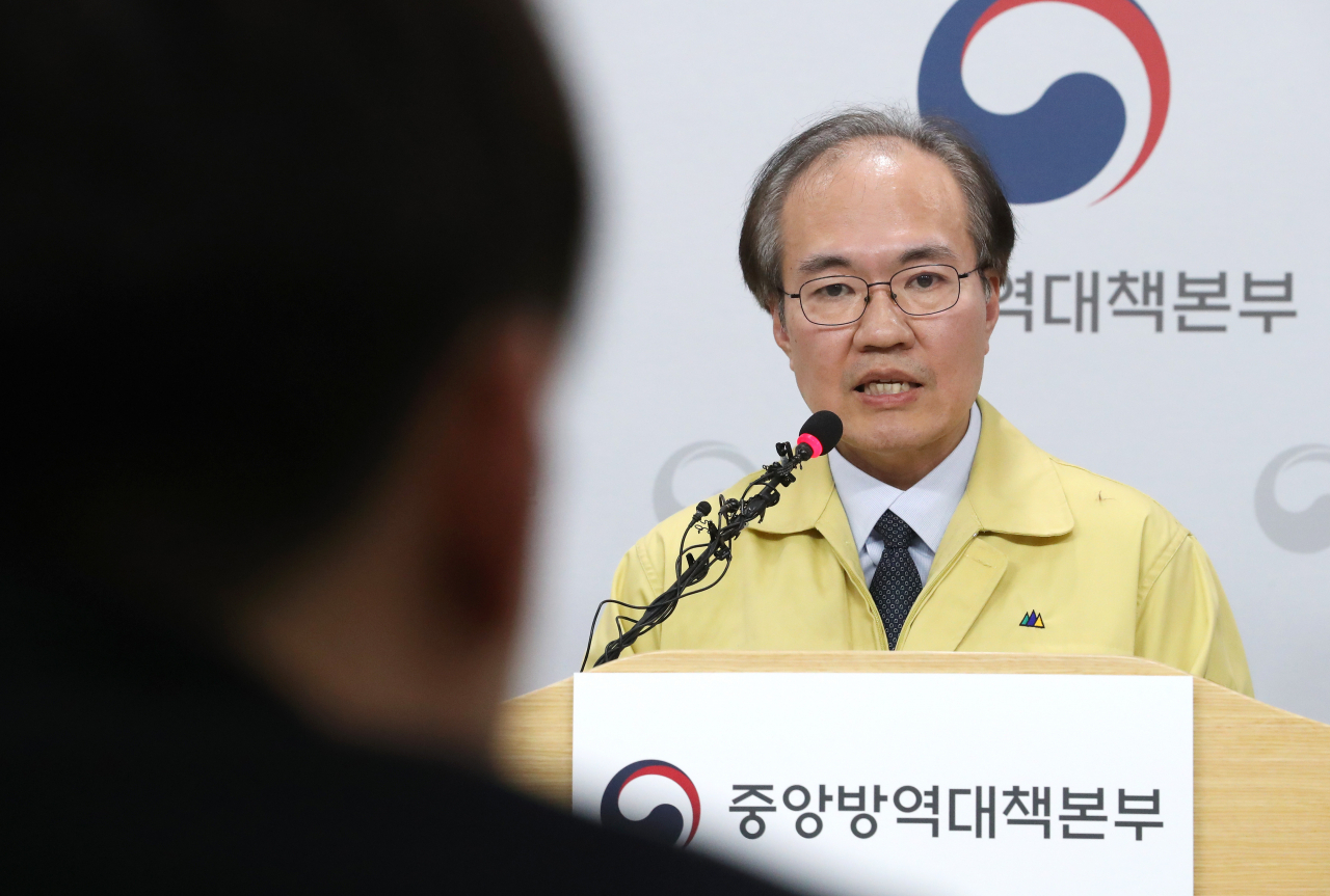 권준욱 중앙방역대책부본부장(국립보건연구원장)이 28일 오후 충북 청주시 질병관리본부에서 코로나19 국내 발생현황 및 확진환자 중간조사 결과 등 정례브리핑을 마친 뒤 취재진의 질문에 답변하고 있다. [연합]