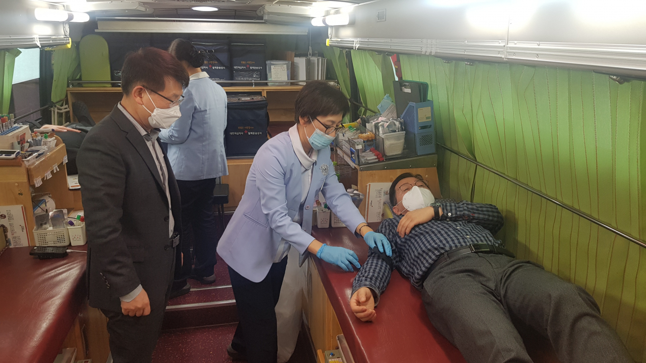 양성광 연구개발특구진흥재단 이사장이 대덕특구 헌혈센터를 찾아 의료진과 헌혈자에게 격려와 방역·개인소독에 대해 당부를 하고 있다.[특구진흥재단 제공]