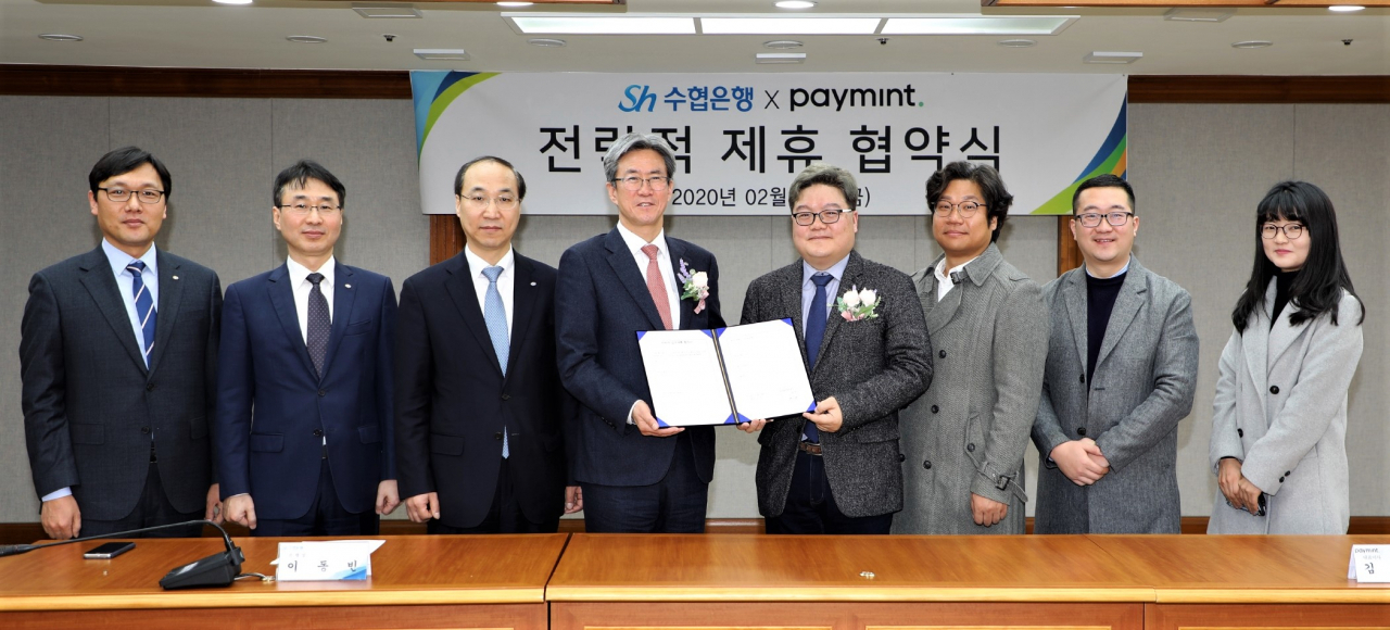 Sh수협은행(은행장 이동빈)은 28일, 서울 송파구 수협은행 본사에서 핀테크기업인 페이민트 주식회사와 상호 협력을 위한 전략적 제휴를 체결했다. 사진은 제휴식을 마친 이동빈 은행장과 김영환 페이민트 대표가 기념사진을 촬영하는 모습. [Sh수협은행 제공]
