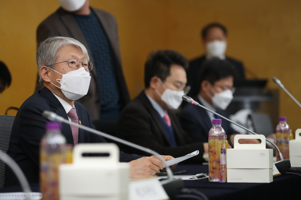 최기영 과학기술정보통신부 장관이 28일 오후 경기도 성남시 분당구 한국파스퇴르연구소에서 열린 '코로나19 약물 재창출 연구현장 간담회' 에 참석해 인사말을 하고 있다.[과기정통부 제공]