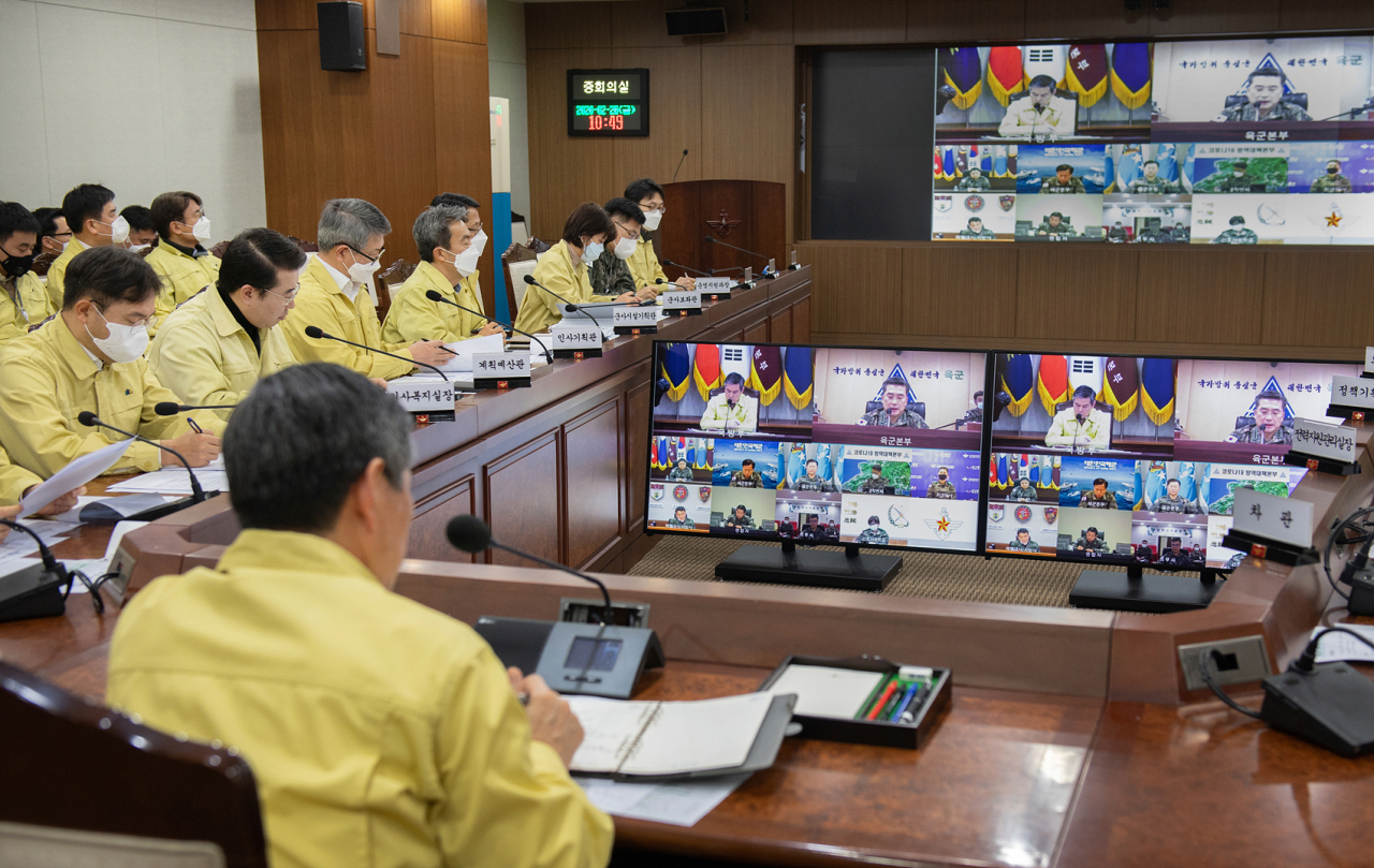 정경두 국방장관은 28일 한미 국방장관회담을 위한 방미 일정을 마치고 귀국한 직후 신종 코로나바이러스 감염증(코로나19) 관련 긴급 주요지휘관회의를 개최하고 현 시점이 전시에 준한다고 생각하고 적극 대응할 것을 지시했다. [국방부 제공]
