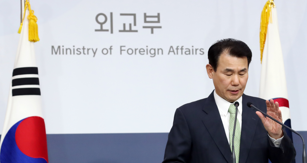 정은보 한미 방위비분담금 협상대사가 28일 오후 서울 종로구 도렴동 외교부 브리핑실에서 방위비 협상과 관련해 기자회견을 하기 위해 마이크 앞에 서고 있다. 주한미군은 이날 "방위비 분담금 협정이 체결되지 않고, 협정의 공백 사태가 지속하고 있다"며 "한국인 근로자들에게 4월 1일부터 시행될 수 있는 무급휴직에 대해 30일 전 사전 통보를 시작했다"고 밝혔다. [연합]
