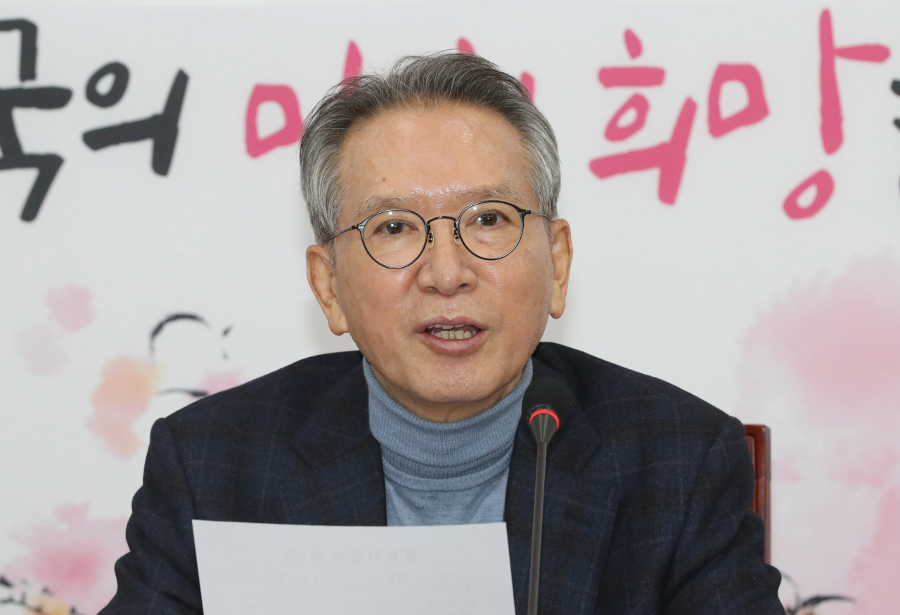 김형오 미래통합당 공천관리위원장이 28일 오후 서울 여의도 국회에서 공천심사 결과를 발표하고 있다. [연합]