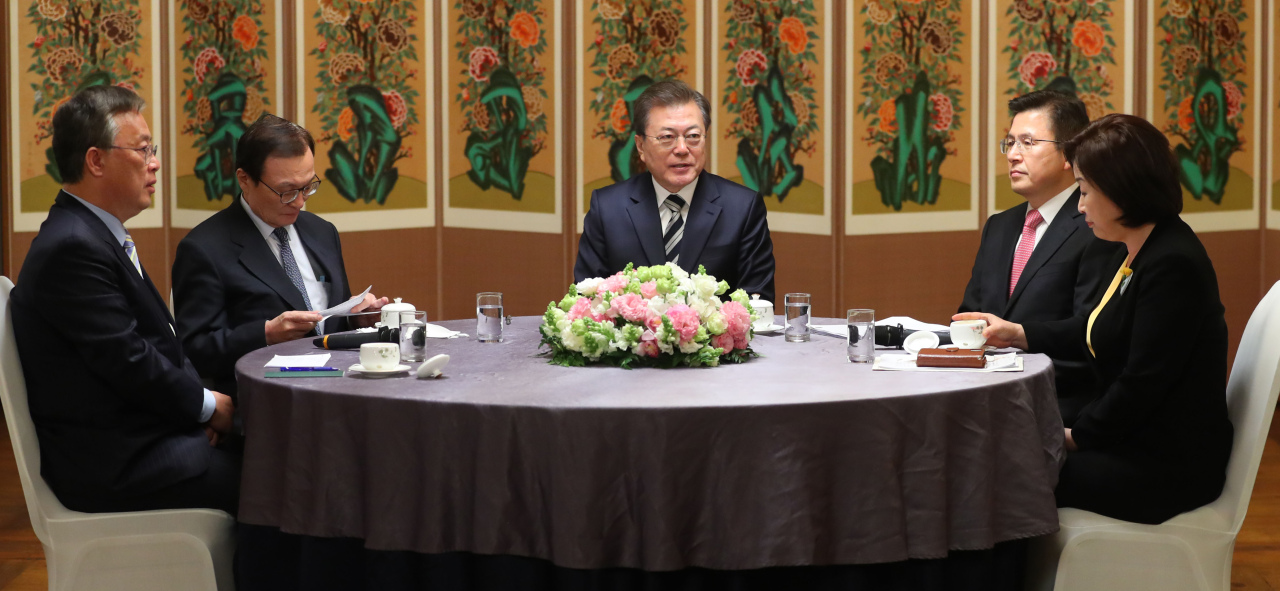 President Moon Jae-in holds a meeting with leaders of political parties at the National Assembly on Friday.
From left: Rep. Yu Sung-yup of the Party for People's Livelihoods. Rep. Lee Hae-chan of the ruling Democratic Party, Hwang Kyo-ahn of United Future Party and Rep. Sim Sang-jeung of the Justice Party. Yonhap