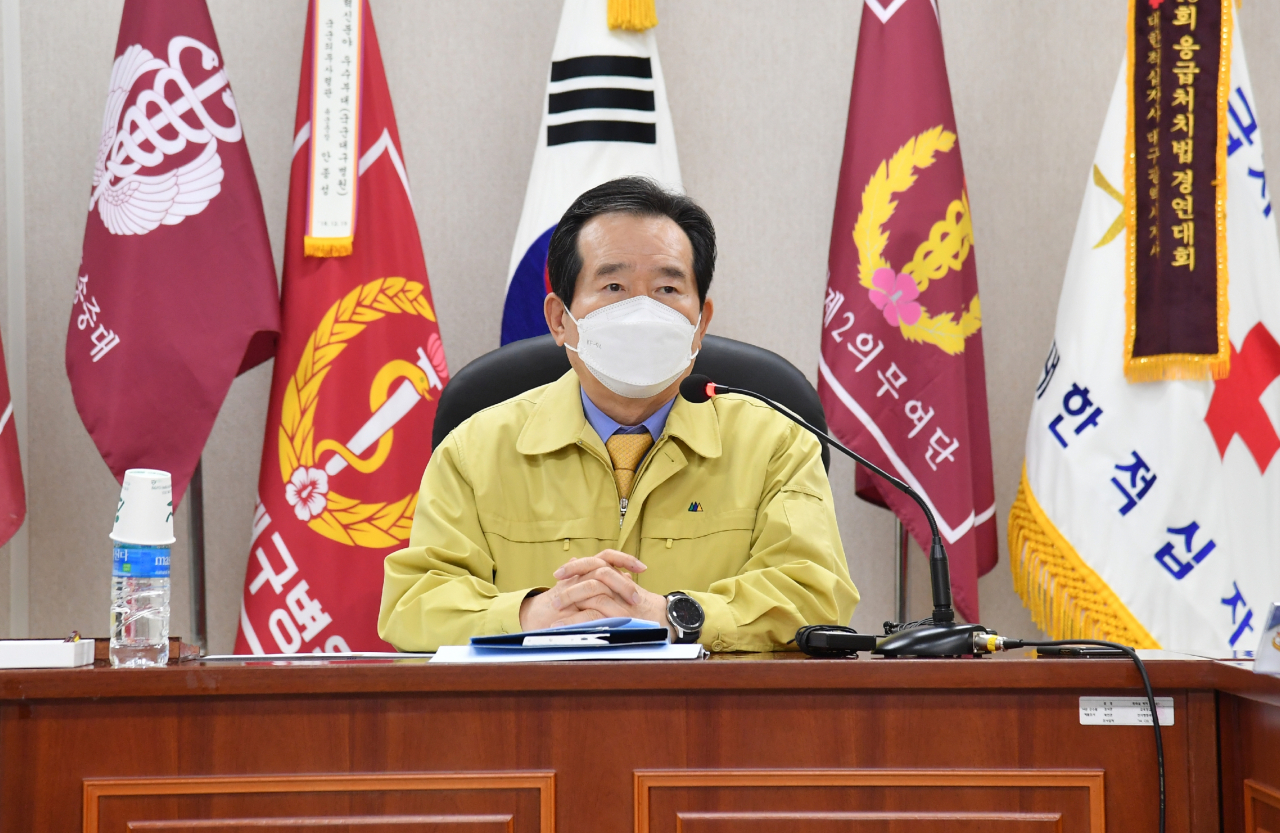 정세균 국무총리가 28일 오후 경북 경산시 하양읍 국군대구병원에서 신종 코로나바이러스 감염증(코로나19) 확진자 수용을 위한 병실·병상 준비상황을 점검하고 있다.［국무총리실 제공］