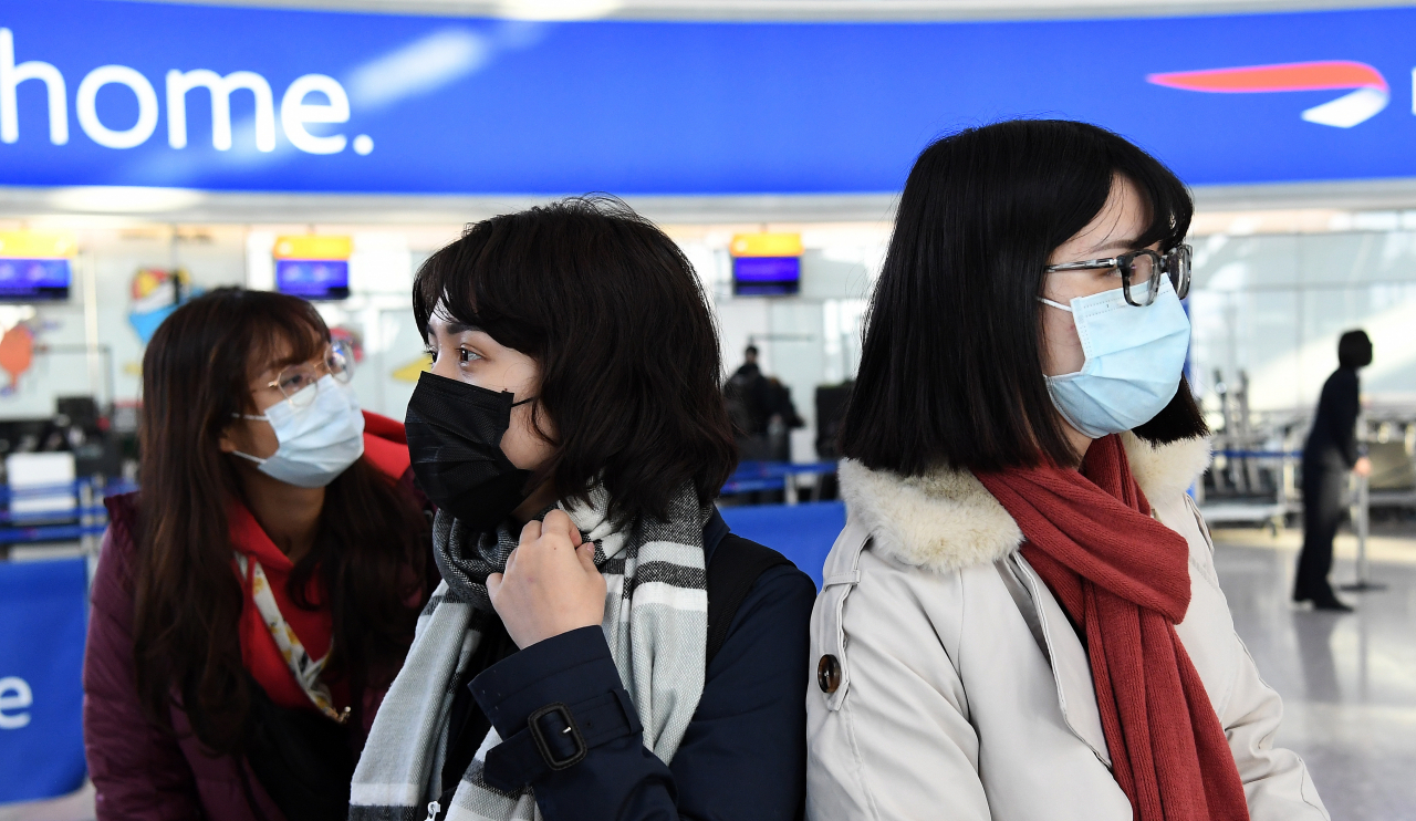영국 히드로 공항 내 마스크를 쓰고 있는 사람들의 모습 [EPA]