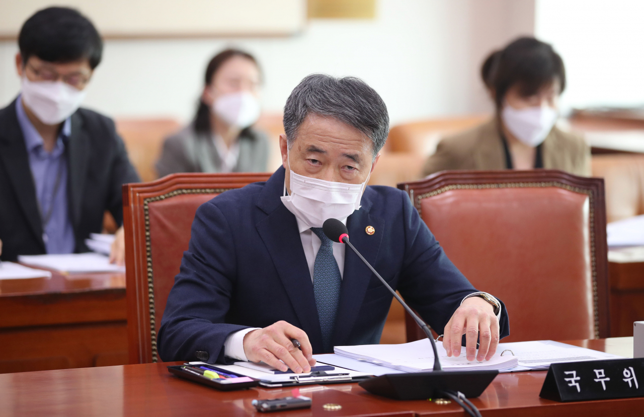 박능후 보건복지부 장관이 지난 26일 국회에서 열린 법제사법위원회 전체회의에서 의원들의 질의에 답하고 있다. [연합]