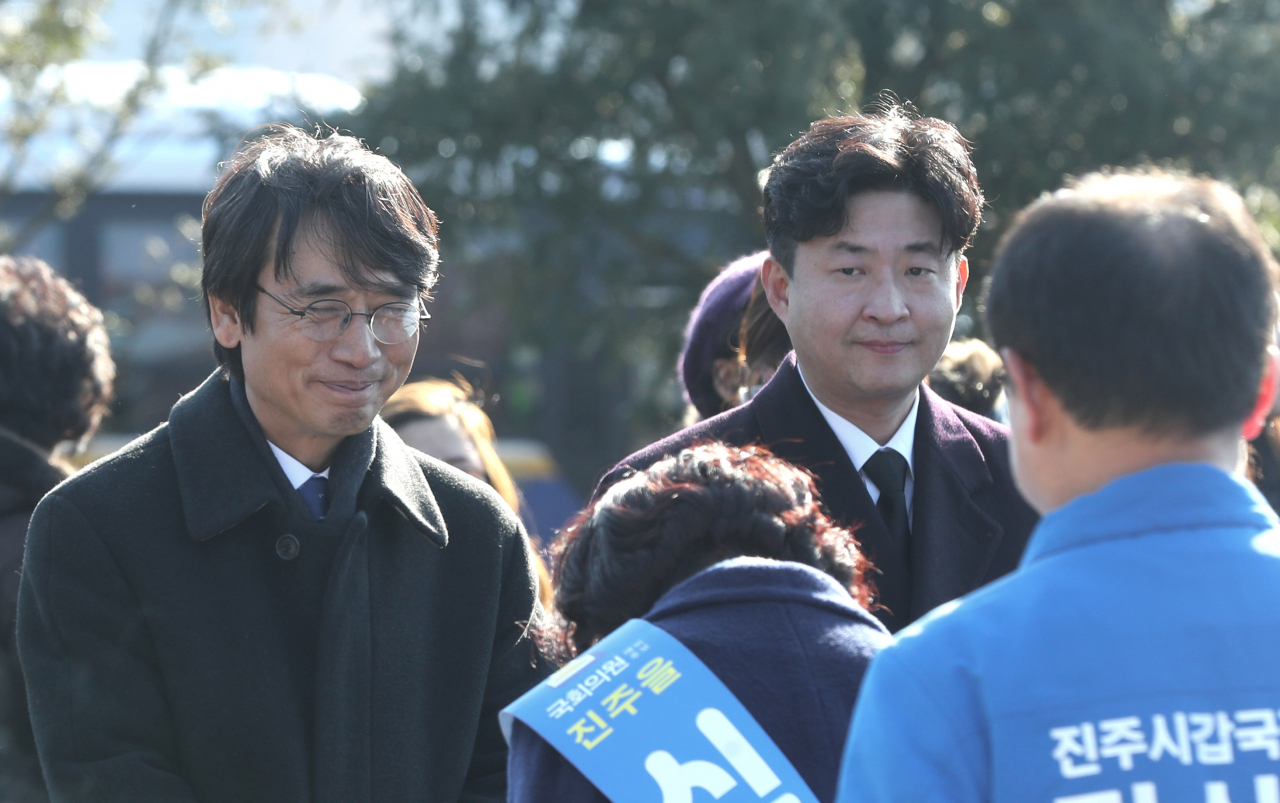 유시민 사람사는세상 노무현재단 이사장(왼쪽)과 노건호 씨가 경자년(庚子年) 첫날인 지난 1월 1일 오후 경남 김해시 봉하마을 노무현 전 대통령 묘역 주변에서 참배객을 맞이하고 있다. [연합]