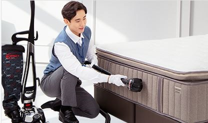 현대렌탈케어 직원이 매트리스 관리를 진행하는 모습