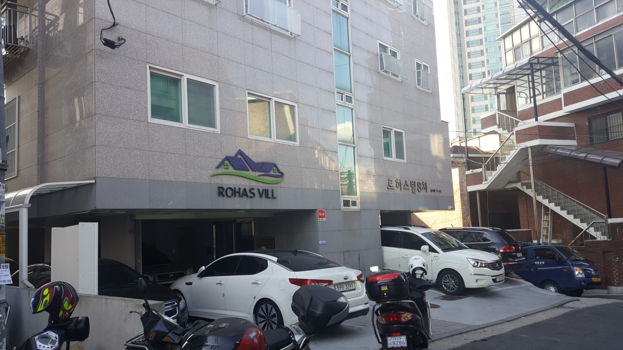 뉴타운이 해제되면서 80~90년 지어진 구옥을 허물고 그 자리에 신축 빌라가 속속 들어서고 있다.