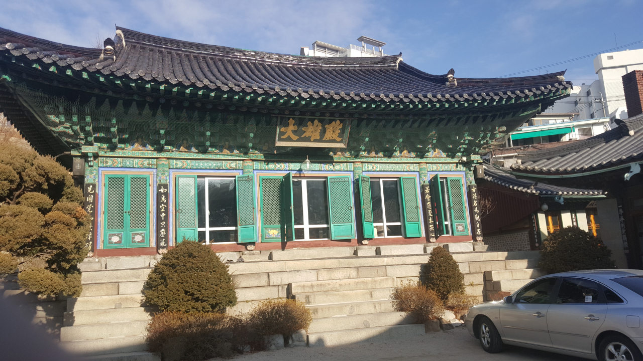 청룡사 대웅전은 단종비 정순왕후의 한 많은 삶을 다 지켜 본 곳이다. 태조 이성계와 신덕왕후 사이에 태어난 경순공주도 1차 왕자의 난을 일으킨 이방원에 의해 동생과 남편을 잃게 되자 이곳의 스님이 됐다.