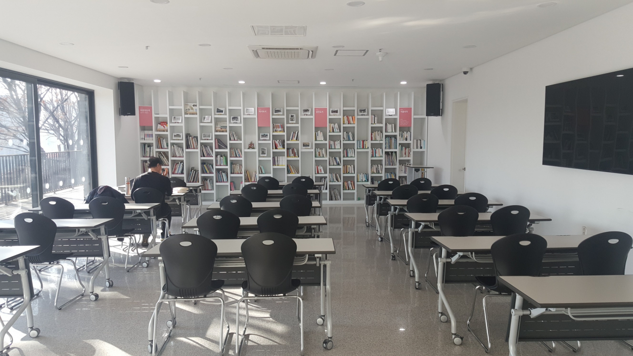 숭인제 반지하층에 있는 북카페다. 이곳에선 비치된 책을 읽거나 자신의 책을 가져와 독서를 할수 있다.