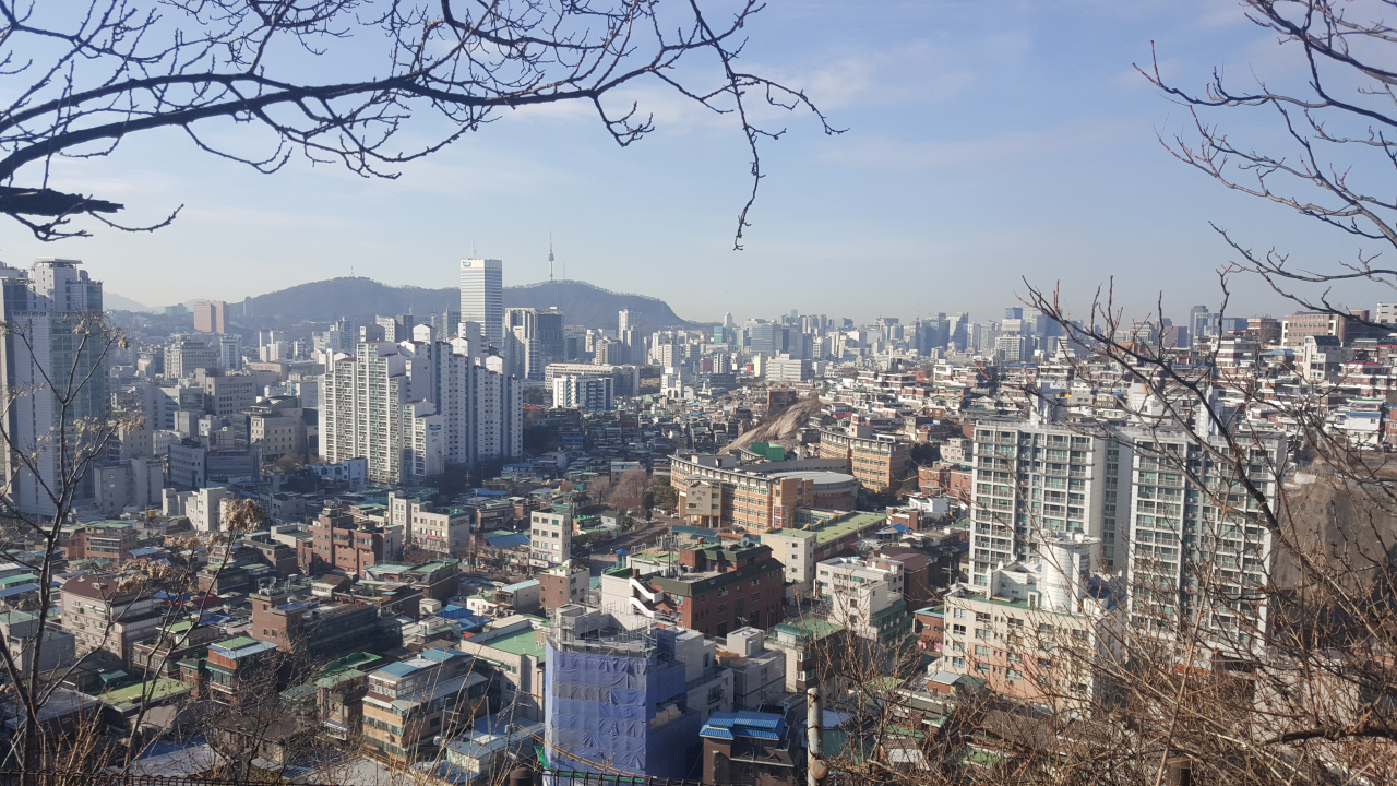 동방봉에서 내려본 숭인1동. 바로 앞이 숭인1동이다. 멀리 남산타워가 보인다.
