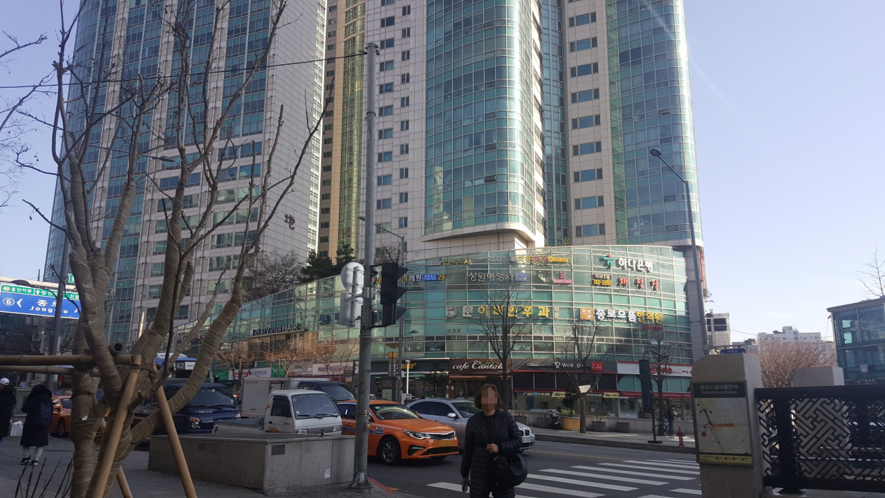 동묘역에 있는 롯데캐슬이다. 병원,쇼핑,은행등이 생활편의시설이 모여있다. 롯데캐슬의 자리는 갑신정변의 주역이었던 박영효가 살았던 곳으로 알려져 있다.
