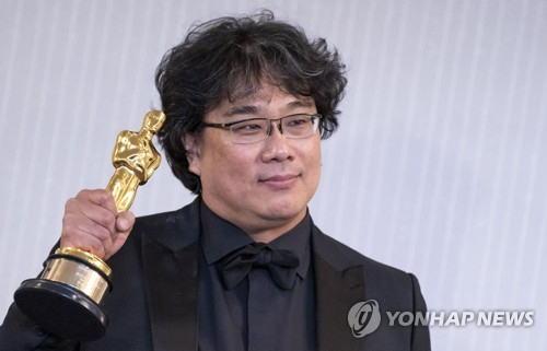 아카데미 작품·감독·각본·국제영화상 등 4관왕을 차지한 기생충의 봉준호 감독이 지난 10일 미국 LA 더 런던 웨스트 할리우드에서 열린 기자회견에 앞서 트로피를 들고 포즈를 취하고 있다. [사진=연합뉴스]