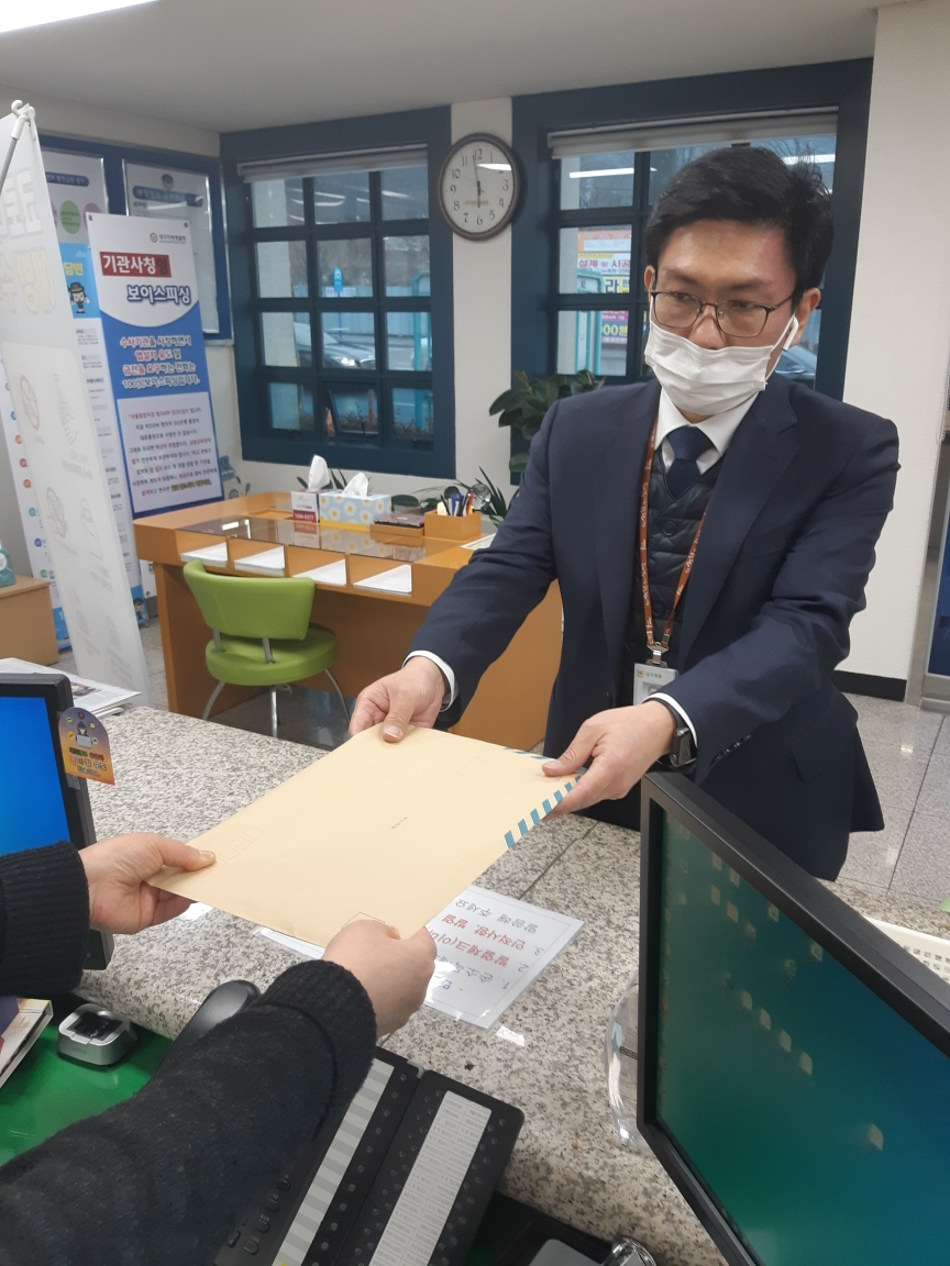 28일 오후 대구시 관계자가 대구지방경찰청에 신천지예수교 대구교회를 상대로 고발장을 접수하고 있다.[대구시 제공]