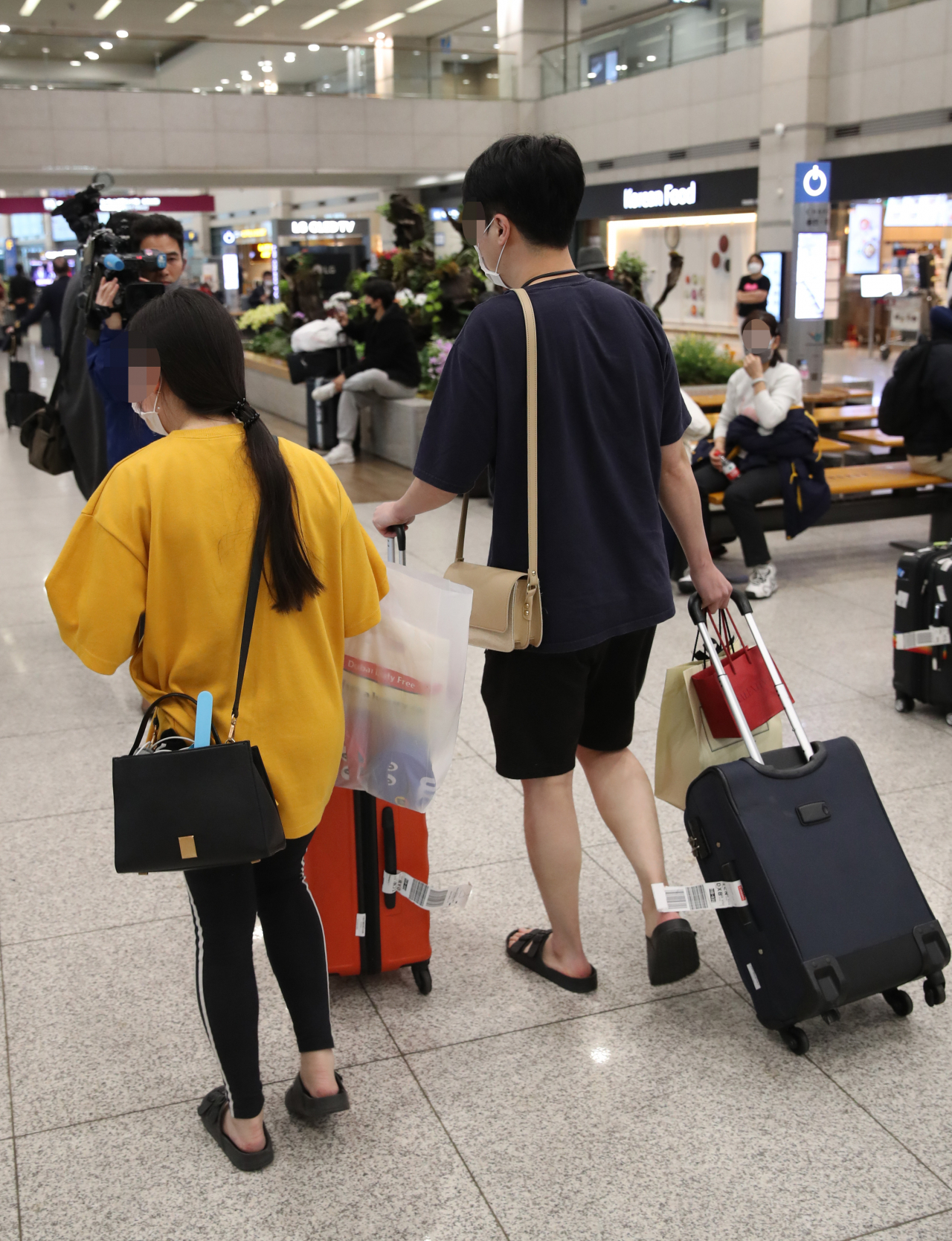한국인 신혼부부 관광객이 코로나19 사태로 아프리카 섬나라 모리셔스의 입국 제한으로 격리됐다가 26일 인천국제공항을 통해 귀국했다. [연합뉴스]