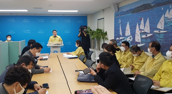 권오봉 여수시장이 29일 시청에서 코로나 확진 브리핑을 하고 있다. 박대성기자/parkds@heraldcorp.com