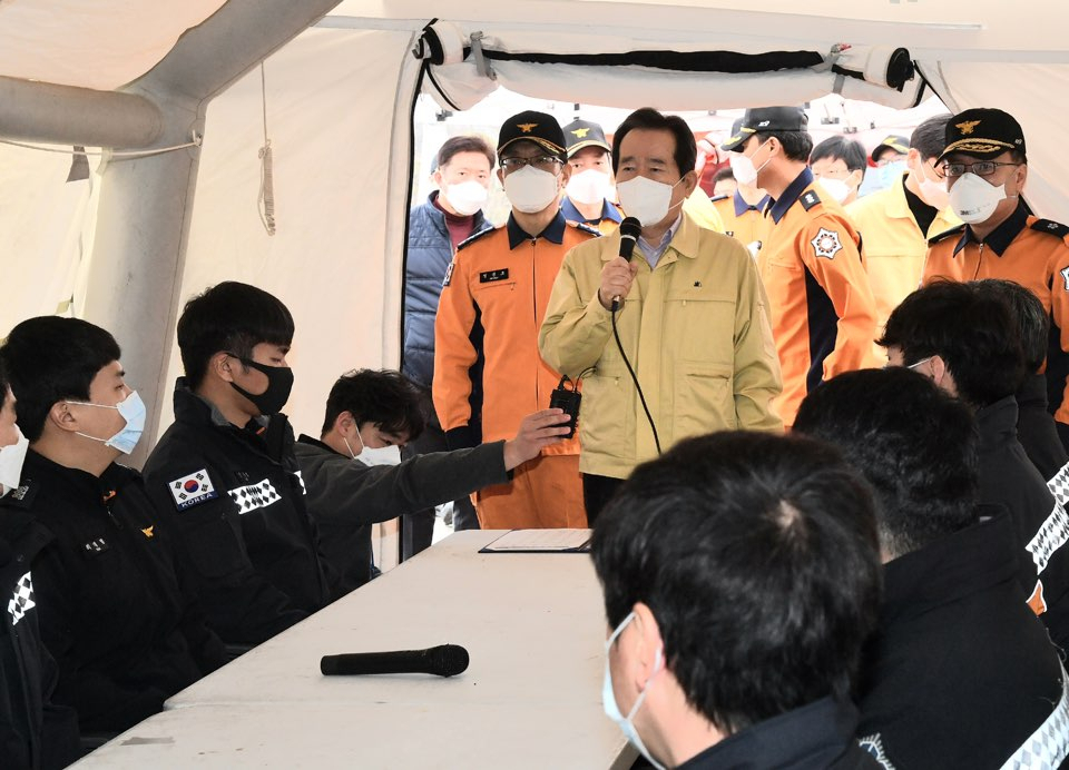 정세균(가운데) 국무총리가 29일 대구 달성구 소방본부 ‘현장 구급·이송대원 (출동) 대기소’를 방문, 구급·이송 대원들을 격려하고 있다. [국무총리실 제공］