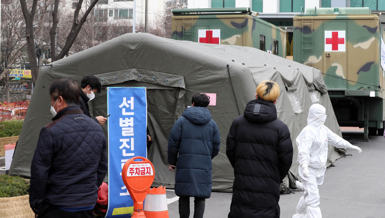 28일 대구시 달서구 보건소에 코로나19 의심 환자 검사를 돕기 위해 군에서 지원한 군용 음압 텐트와 이동진료소가 설치돼 있다. [연합]