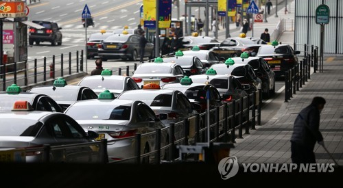 29일 오후 대구시 동구 동대구역복합환승센터 택시 승강장에 빈 택시가 줄지어 서 있다. [t사진=연합뉴스]