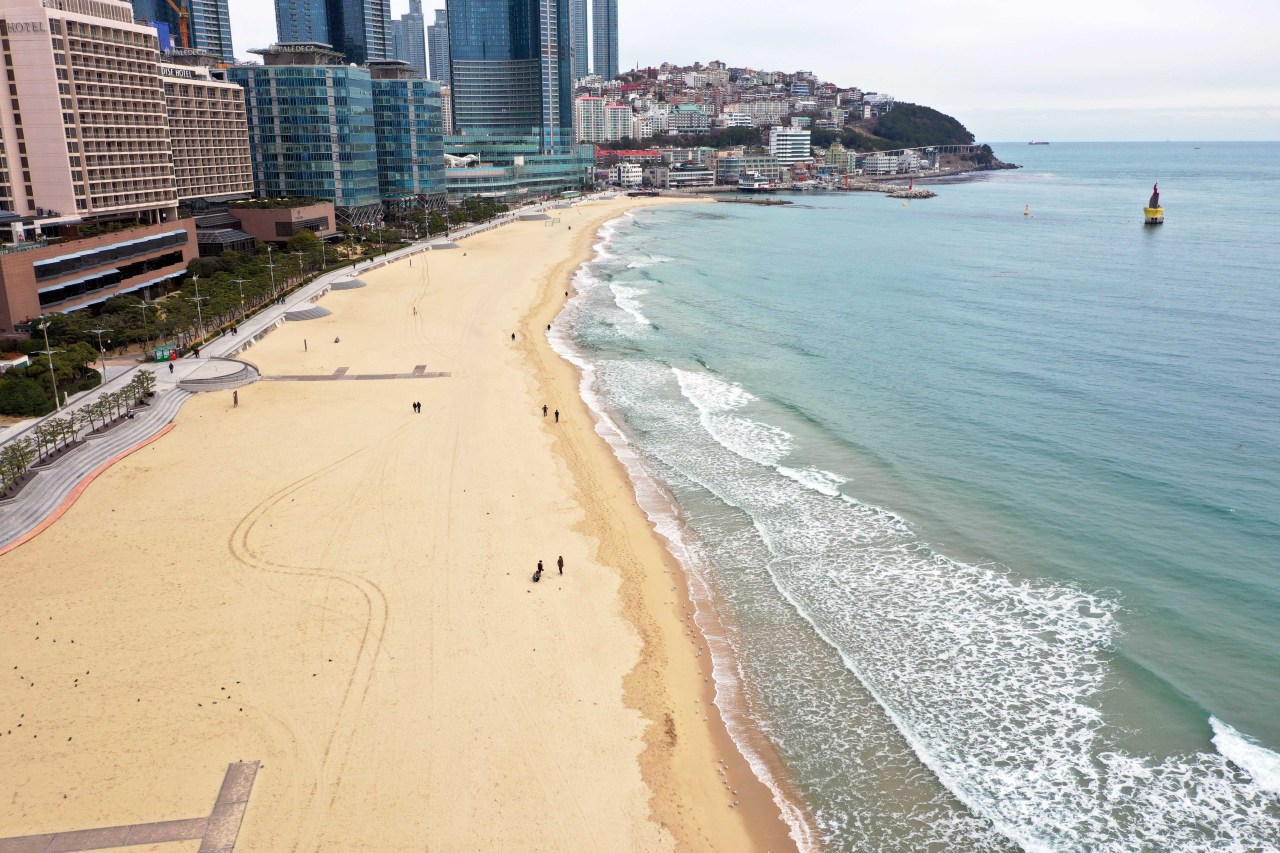 Haeundae, a usually crowded beach in Busan, appears empty on Saturday morning. (Yonhap)