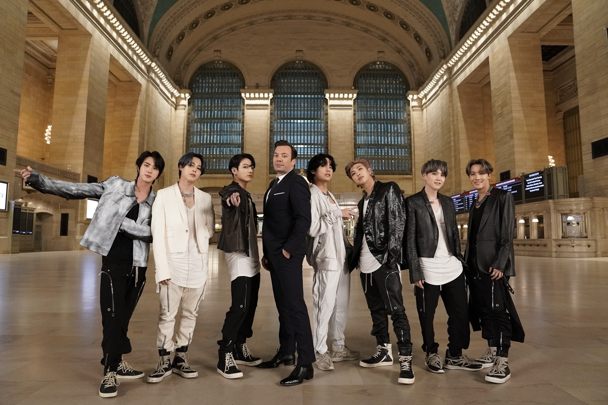 방탄소년단(BTS)이 신보 타이틀곡 '온'(ON) 무대를 최초로 공개했다. 이들은 24일(현지시간) 미국 NBC '더 투나잇 쇼 스타링 지미 팰런'(The Tonight Show Starring Jimmy Fallon)에 출연해 뉴욕 기차역인 그랜드 센트럴 터미널에서 온을 노래했다. [연합뉴스]