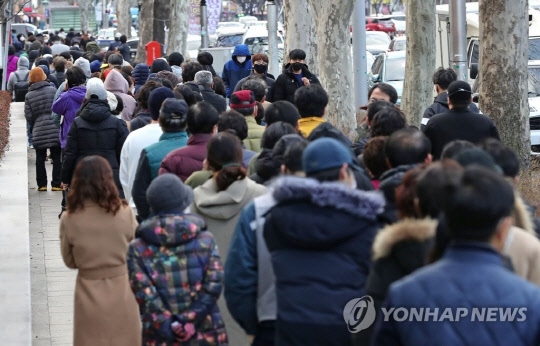 지난 27일 오후 대구 수성우체국 앞에서 시민들이 정부가 공급하는 마스크를 구입하기 위해 줄을 서 있다. [사진=연합뉴스]
