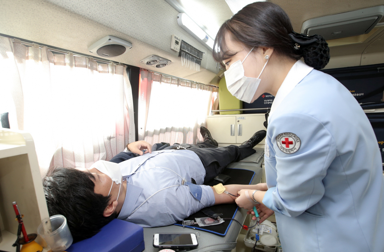 BNK경남은행 직원이 17일 창원시 마산회원구 은행 본점에서 열린 '2020년 사랑의 헌혈 운동'에 참여해, 헌혈하고 있다. 경남은행은 코로나 19 확산에 따른 헌혈 기피로 이번 헌혈 운동을 펼쳤다고 설명했다. 연합뉴스