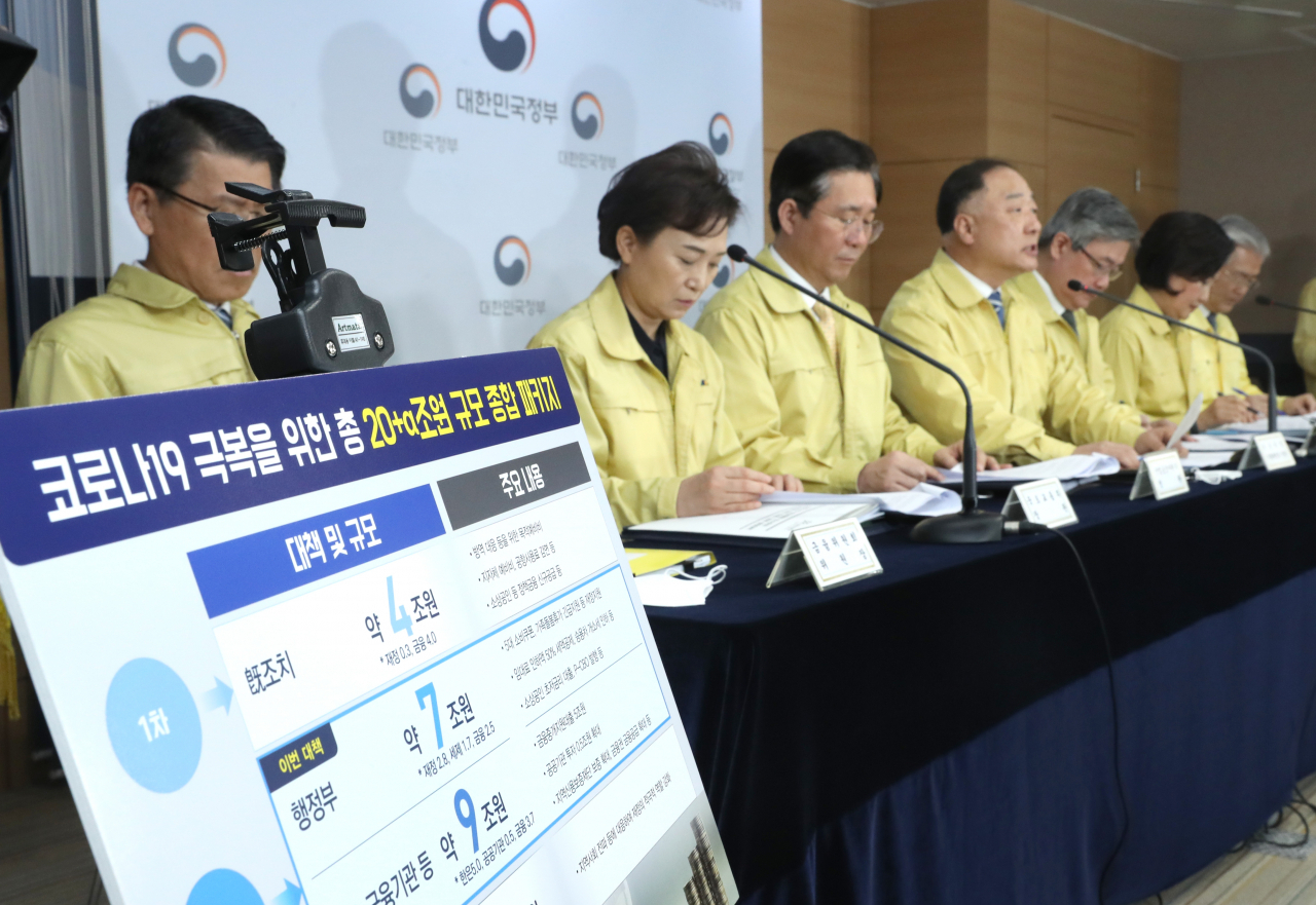 홍남기 경제부총리 겸 기획재정부 장관이 28일 서울 종로구 정부서울청사에서 코로나19 파급영향 최소화 등 민생경제 종합대책을 발표하고 있다. ［연합］