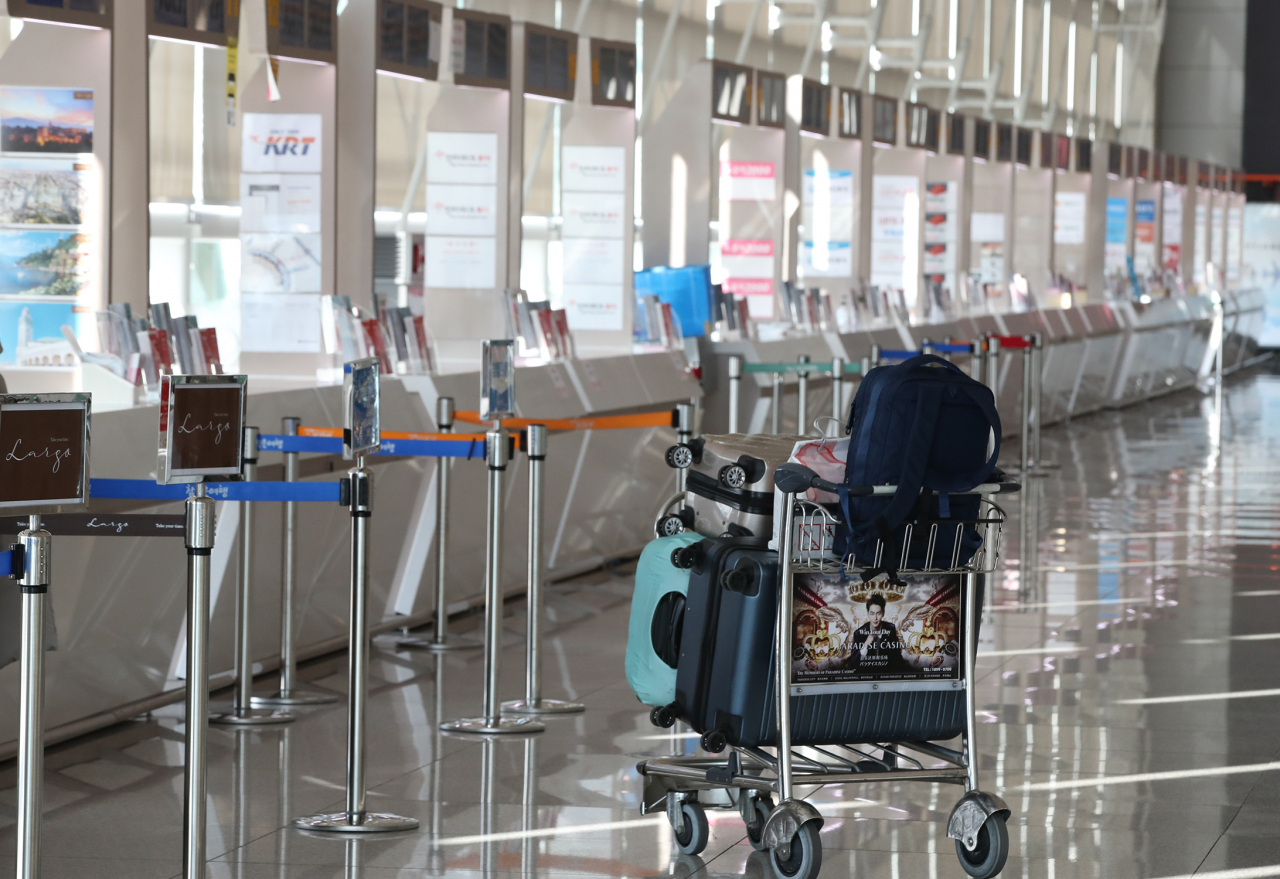 지난달 27일 오전 인천국제공항 1터미널 여행사 창구가 한산한 모습을 보이고 있다. [연합]