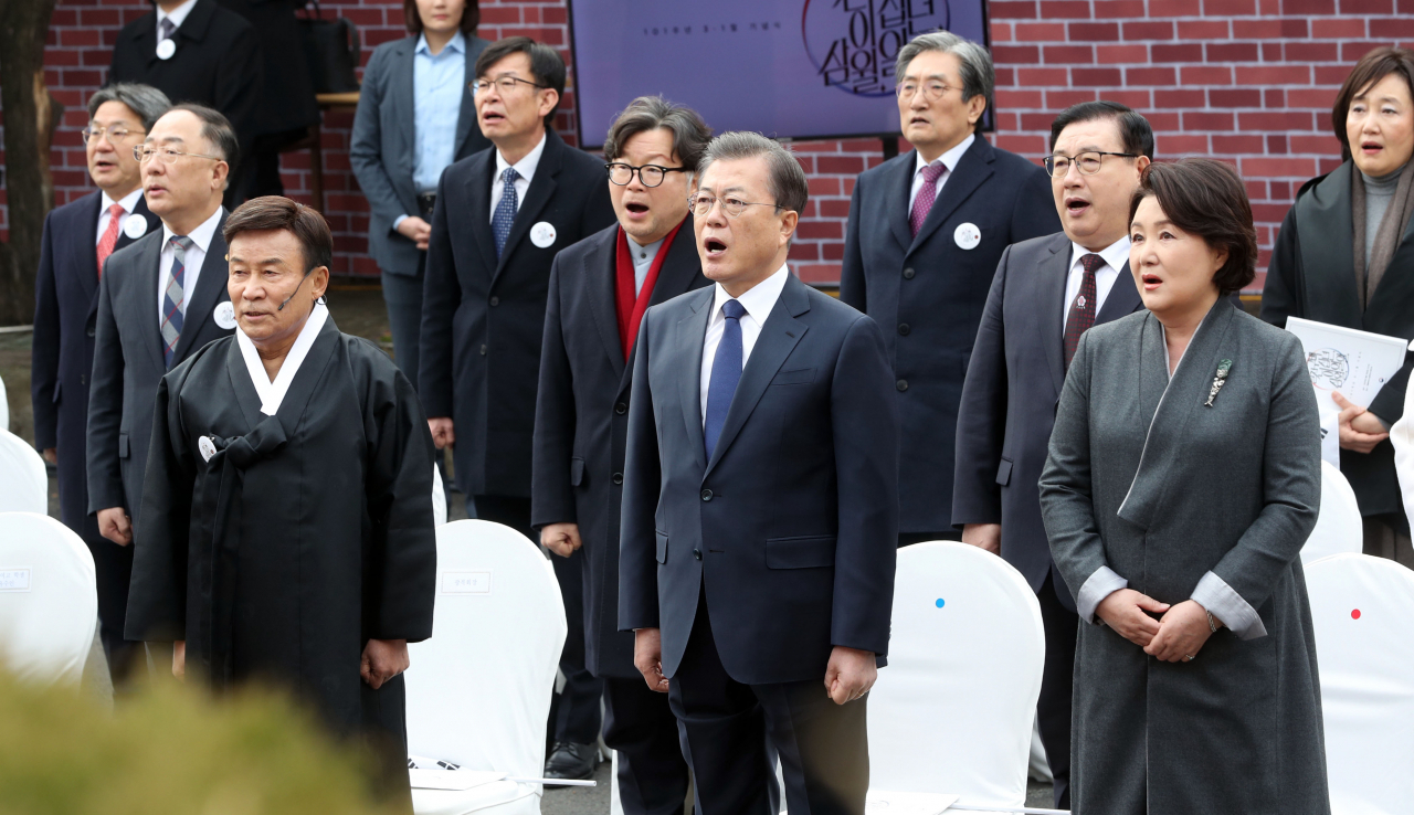 문재인 대통령이 1일 종로구 배화여고에서 열린 3.1절 기념식에서 애국가를 부르고 있다. 연합뉴스