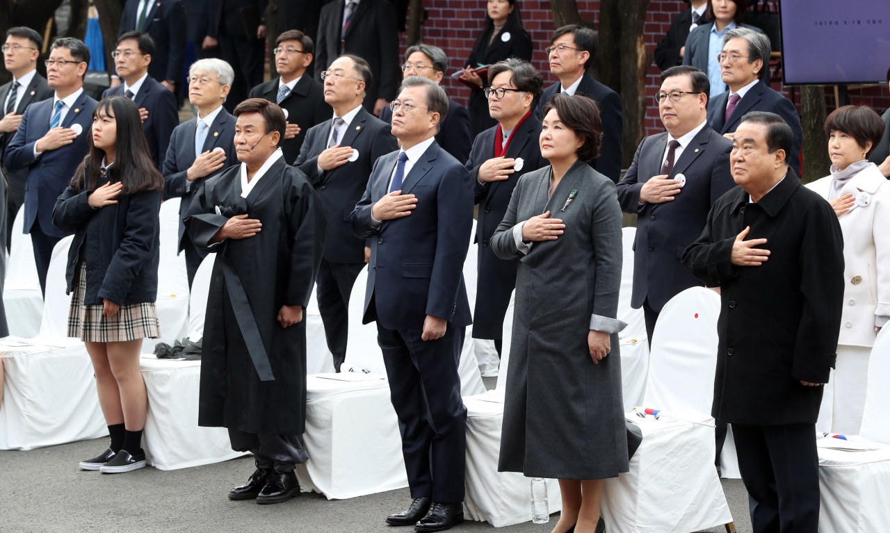문재인 대통령이 1일 종로구 배화여고에서 열린 3.1절 기념식에서 국민의례를 하고 있다. [연합]