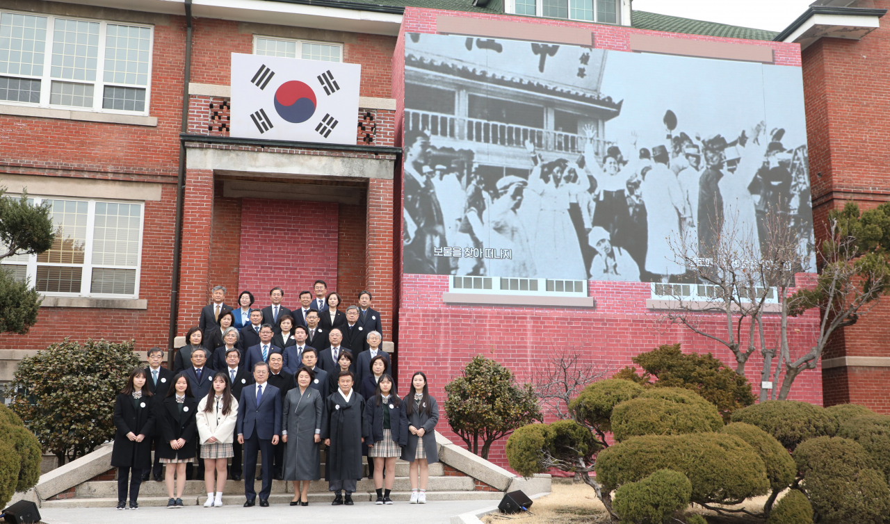 문재인 대통령은 1일 3·1절 기념사에서 남북 보건협력을 강조했다. 문 대통령과 김정숙 여사가 종로구 배화여고에서 3·1절 기념식을 가진 뒤 참석자들과 기념촬영을 하고 있다. [연합]