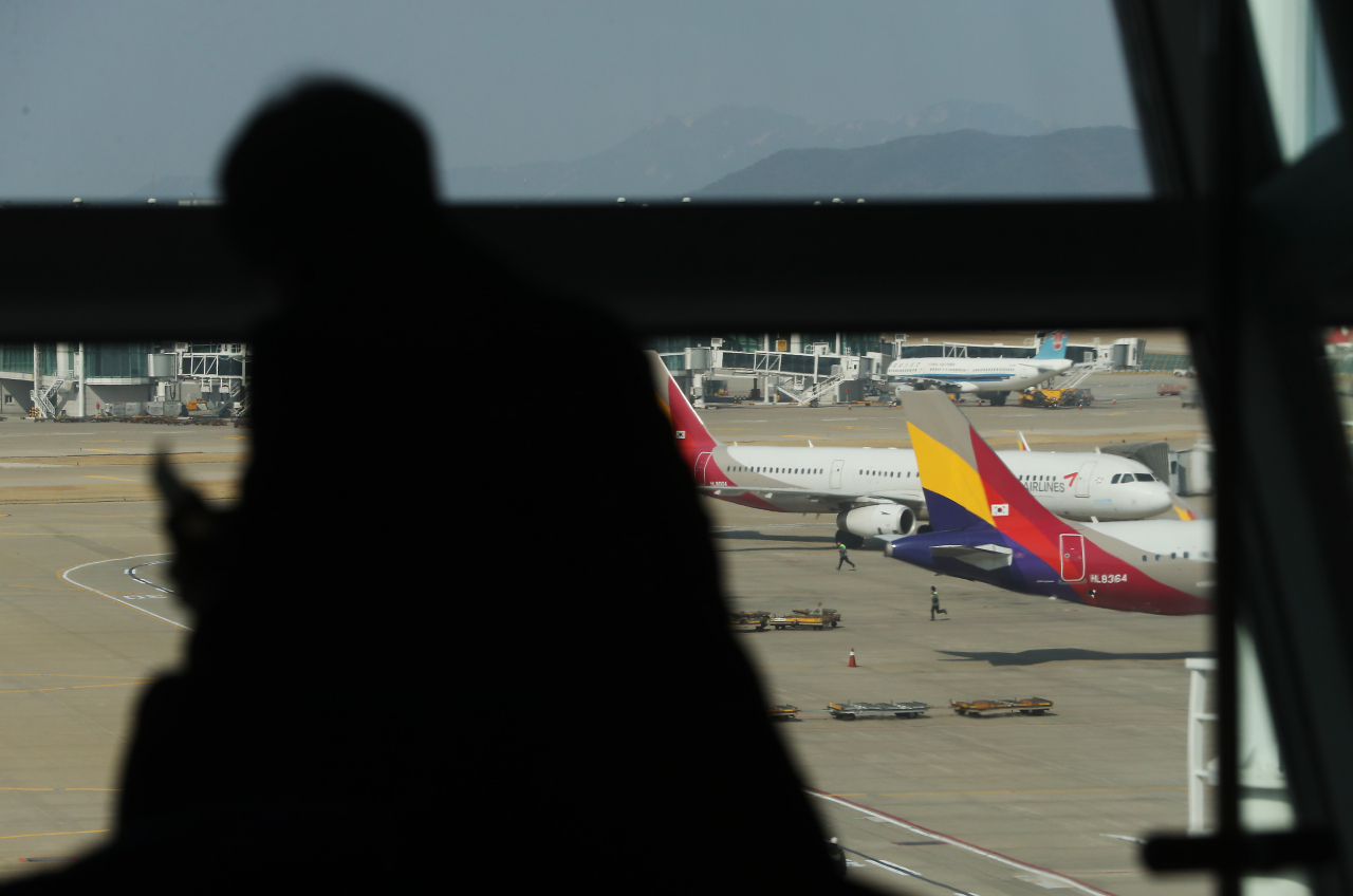베트남 정부가 한국발 여객기의 하노이 공항 착륙을 임시 불허함에 따라 29일 오전 인천국제공항을 출발한 아시아나항공 여객기가 인천으로 회항했다. 이날 인천공항 1터미널에 아시아나항공 여객기들이 눈에 띈다. [연합]