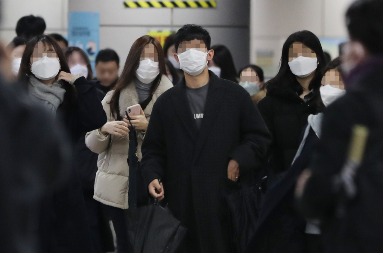 신종 코로나바이러스 감염증(코로나19) 여파로 출근길 마스크를 착용한 시민들이 25일 오전 서울 여의도 국회의사당역을 나서고 있다. 2020.2,25 연합뉴스