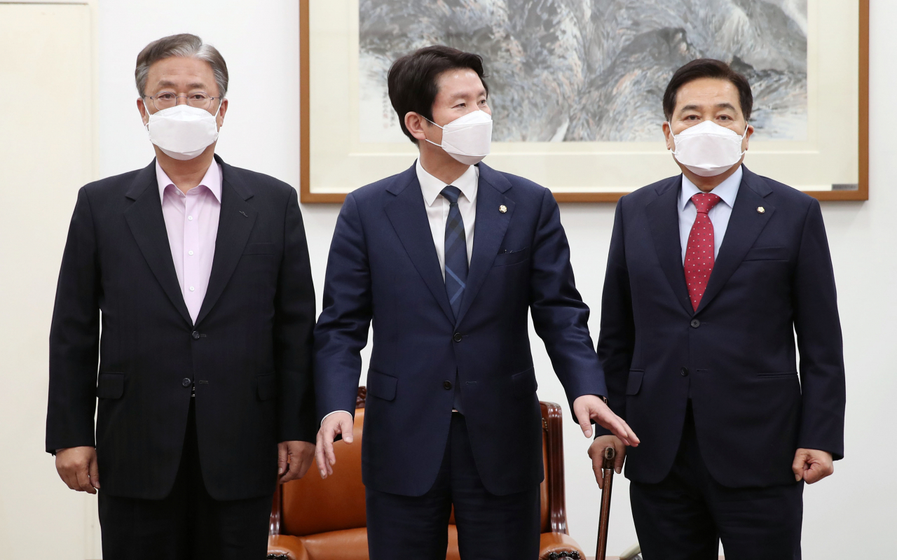 더불어민주당 이인영 원내대표(가운데)와 미래통합당 심재철 원내대표(오른쪽), '민주 통합 의원 모임' 유성엽 원내대표가 1일 오후 국회 운영위원장실에서 4·15 총선의 선거구 획정과 코로나19 추경 논의를 위해 회동하고 있다. ;연합]