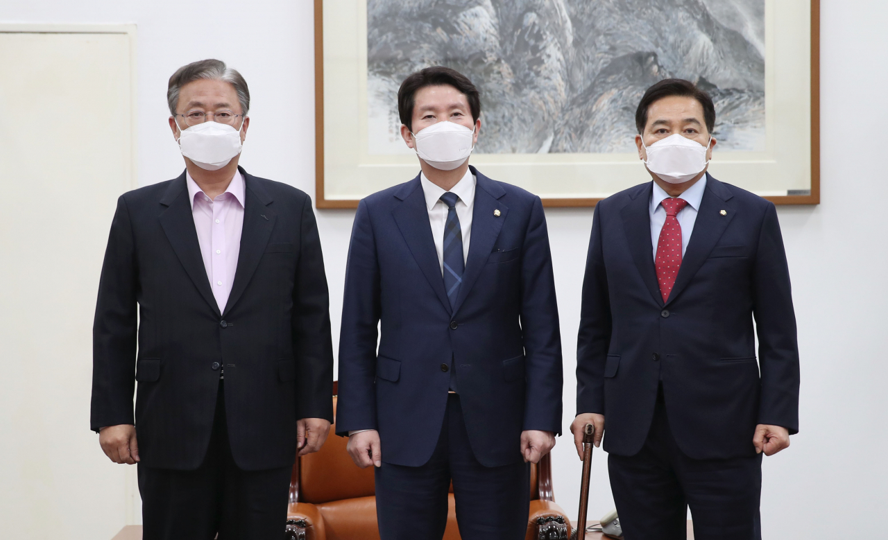 이인영 더불어민주당 원내대표(가운데)와 심재철 미래통합당 원내대표(오른쪽), 유성엽 민주 통합 의원 모임 원내대표가 1일 오후 국회 운영위원장실에서 회동하고 있다. [사진=연합뉴스]