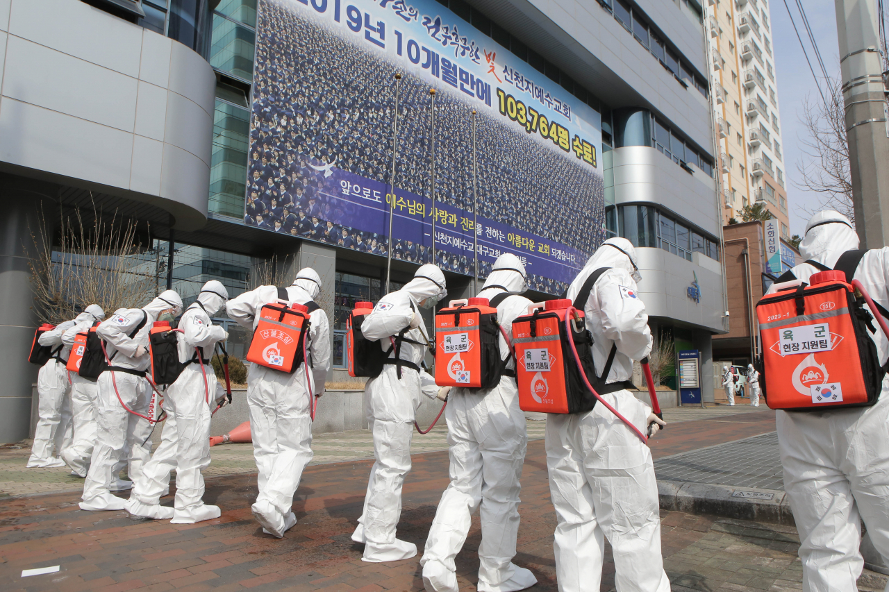 1일 대구시 중구 신천지대구 교회 일대에서 2작전 사령부 장병들이 신종 코로나바이러스 감염증(코로나19) 확산 방지를 위해 방역·소독 작전을 하고 있다. [연합]