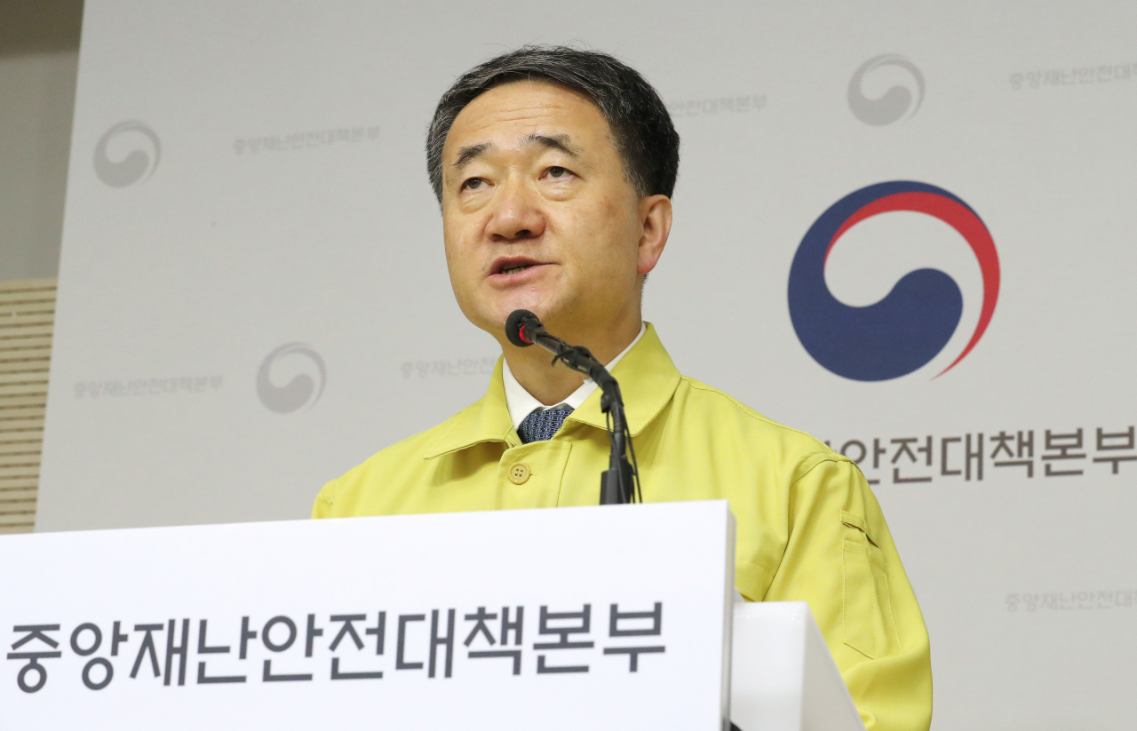 박능후 중앙재난안전대책본부 1차장(보건복지부 장관)이 1일 오후 세종시 정부세종청사 보건복지부에서 정세균 국무총리(중앙재난안전대책본부장)가 주재한 코로나19 중앙재난안전대책본부 회의 결과 등을 브리핑하고 있다. [연합]