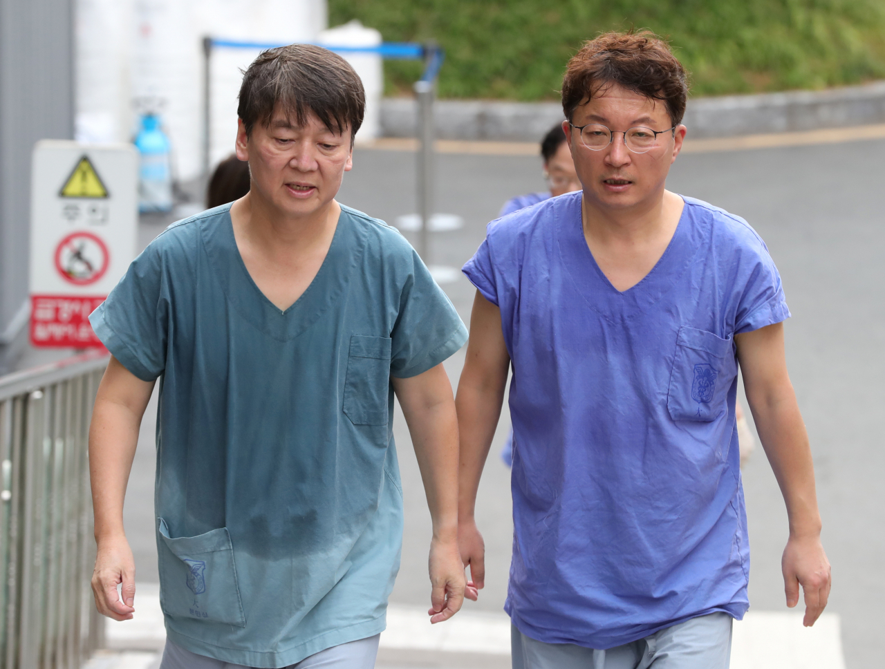 안철수 국민의당 대표가 1일 오후 대구시 중구 계명대학교 대구동산병원에서 신종코로나바이러스 감염증(코로나19) 확진자 관련 진료를 마친 뒤 비상대책본부 건물로 돌아가고 있다. 연합뉴스