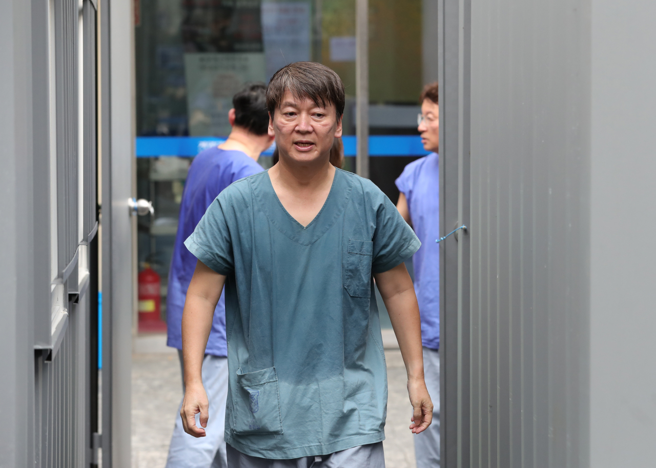 안철수 국민의당 대표가 1일 오후 대구시 중구 계명대학교 대구동산병원에서 신종코로나바이러스 감염증(코로나19) 확진자 관련 진료를 마친 뒤 비상대책본부 건물로 돌아가고 있다. [연합]