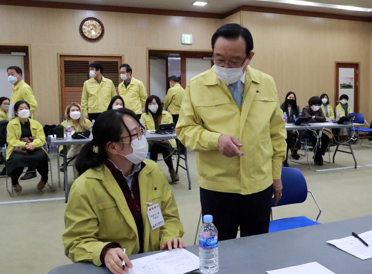 신천지교회를 대상으로 실시하고 있는 전수조사 현장에 송철호 시장이 들러 공무원들을 격려하고 있다.
